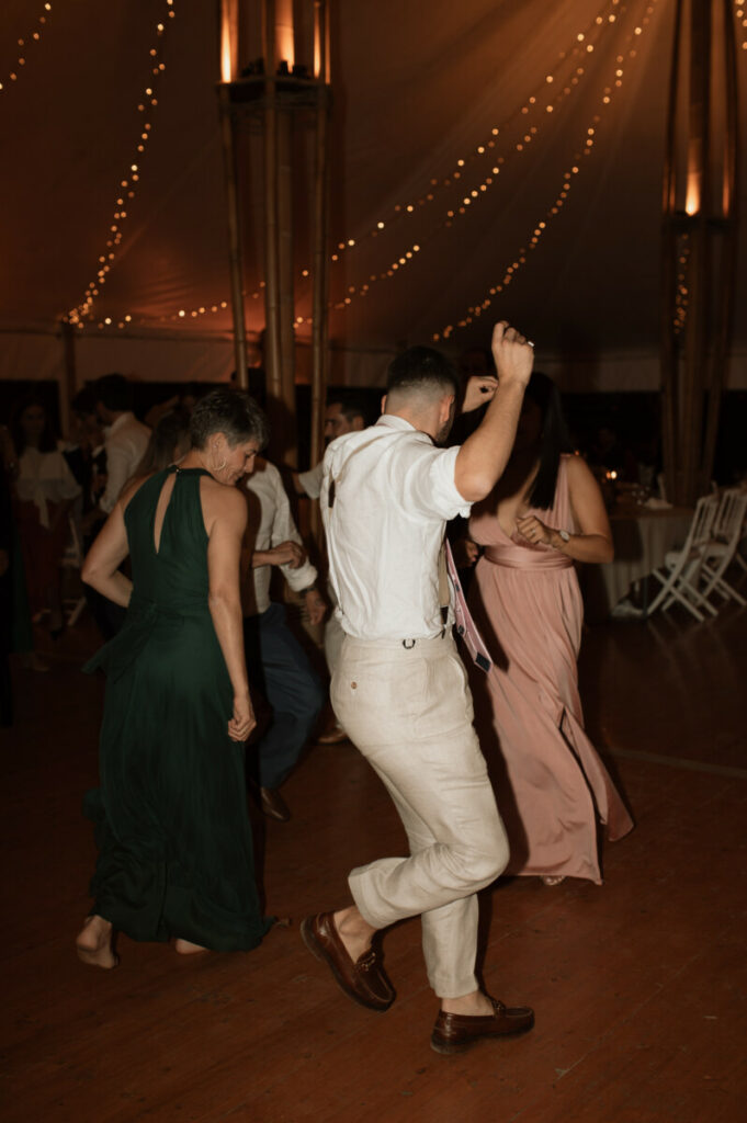 Soirée festive sous les guirlandes lumineuses